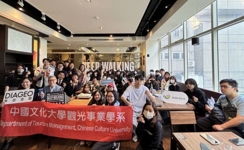 中國文化大學永續創新學院與企業、協會合作啟動夢想資助計畫，由企業團隊開設烈酒入門課程，讓學生學習酒類相關知識及文化，培養一技之長。（文大提供）