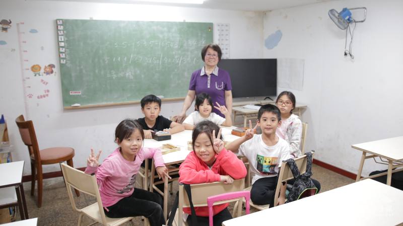 僑聯中文學校老師與學生們合照