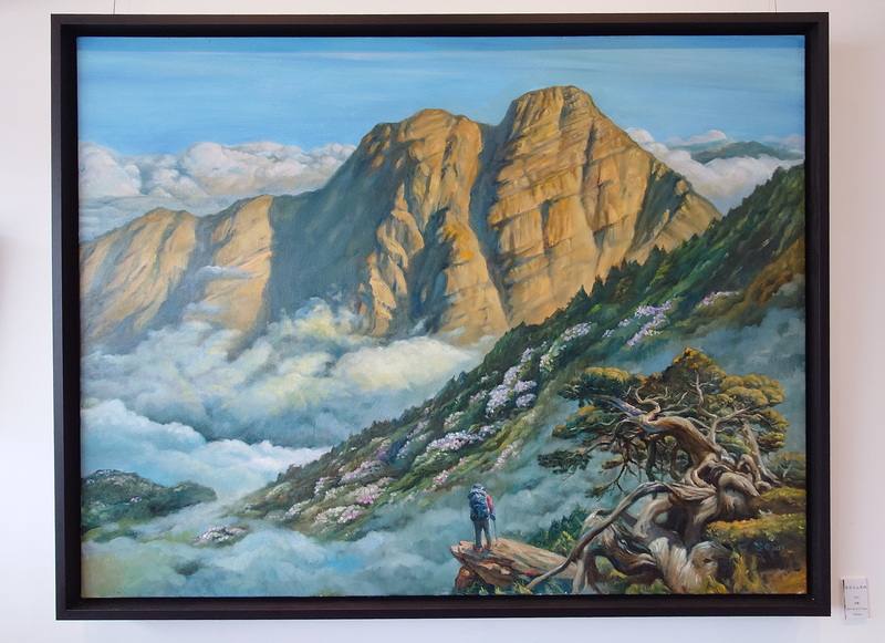 畫家王德合2018年從嘉義高中退休後登覽50餘座台灣百岳，美麗山林感動與滋養了他的心靈，畫出壯闊中央山脈與蒼勁高山古木。圖為油畫「春望玉山東峰」