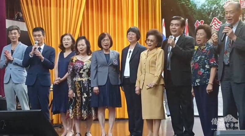 泰國中華會館成員及代表處人員領唱梅花
