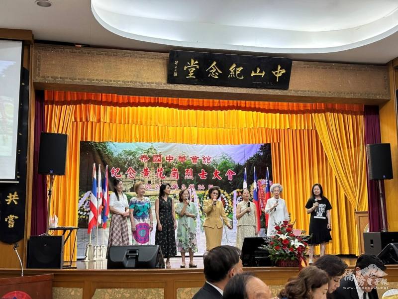 泰國中華會館成員演唱