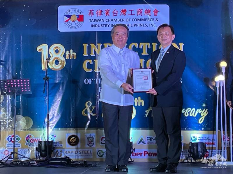 駐菲律賓代表處大使周民淦(左)頒發僑務委員會委員長徐佳青賀狀給理事主席林家丞