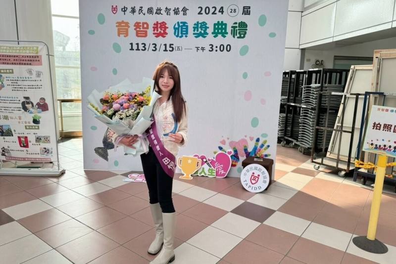 弘光科技大學健康事業管理系碩士班校友田恒玉（圖）推動零抬舉政策，使照服員不用徒手搬運減少工作負荷，日前獲中華民國啟智協會頒發第28屆身心障礙福利機構績優人員育智獎肯定。（田恒玉提供）