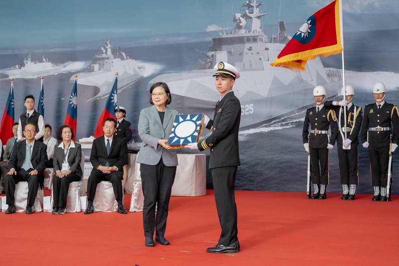 總統見證「安江軍艦」及「萬江軍艦」交艦及船模致贈儀式，並進行授旗
