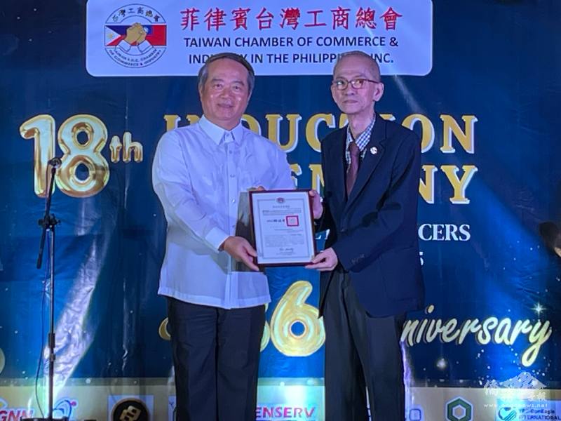 周民淦(左)頒發僑務委員會委員長徐佳青賀狀給會長楊鴻裕