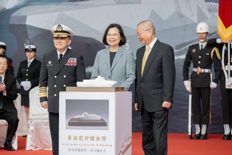 總統見證「安江軍艦」及「萬江軍艦」交艦及船模致贈儀式