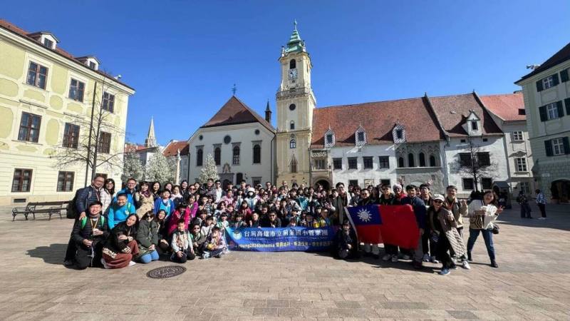 高雄市前金國小管樂團近日前往布拉格參加2024波希米亞音樂節，並獲得金獎榮譽。（高雄市教育局提供）