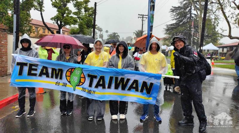 FASCA橙縣分會青年文化大使擔任TEAM TAIWAN遊行前導；右一為諮詢導師吳俊毅
