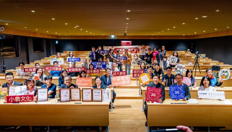 2024台南建城400年，台南市立圖書館26日公布400本「台南好書選」書單，且頒發「台南好書推薦王」、「人氣推薦作家」及「人氣推薦作品」證書。（台南市政府提供）