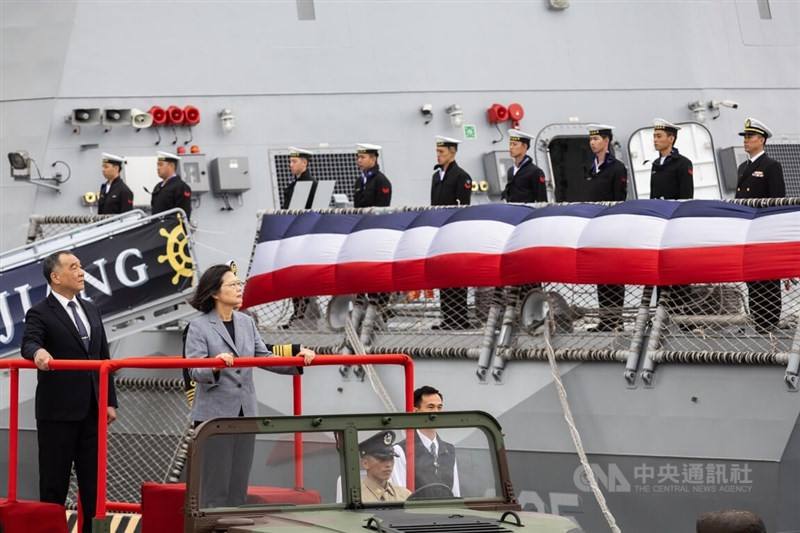 President Tsai Ing-wen (front second left) presides over a ceremony at Suao Harbor, Yilan County, for the delivery of two indigenous Tuo Chiang-class corvettes Tuesday. CNA photo