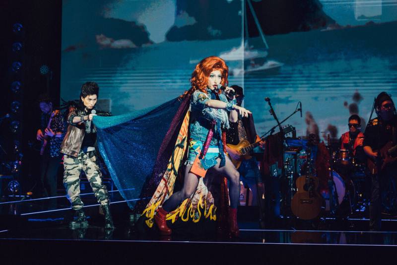 百老匯經典劇目「搖滾芭比」（Hedwig and the Angry Inch）在台北表演藝術中心推出全新中文版，劇情結合變裝藝術、單口喜劇和演唱會，即日起到31日演出。（北藝中心提供）