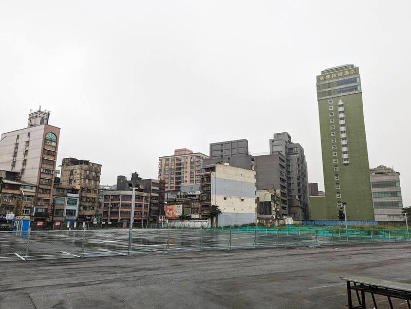 基隆市威海營區拆除後，交通部航港局收回營區內部分土地，公開標租設置停車場，基市府表示，業者已向交通處申請停車場登記證，若流程順利可望在4月中旬啟用