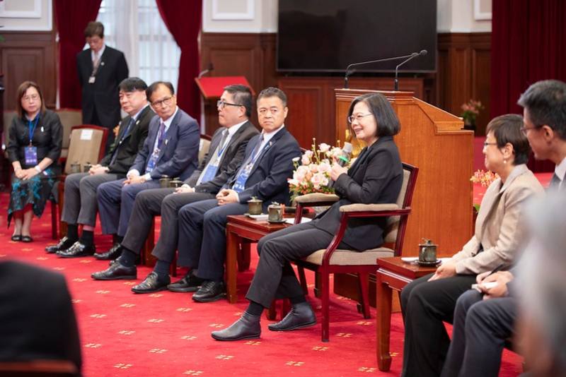 蔡英文總統27日上午接見「第31屆亞洲臺灣商會聯合總會回國訪問團」