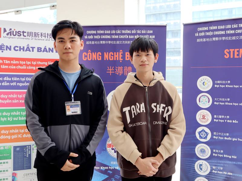 越南大學生阮玉英（左）與阮陽靈規劃申請新型專班半導體相關學程，也希望畢業後能夠留在台灣發展、累積更多實務經驗