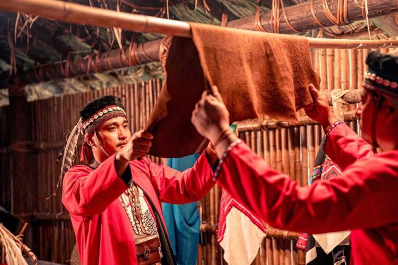 嘉義縣文化觀光局推廣嘉義原住民文化，製作一部專屬鄒族的形象影片，27日率先釋出影片劇照，全片將在4月1日發布。圖為鞣皮技藝。（嘉義縣文觀局提供）