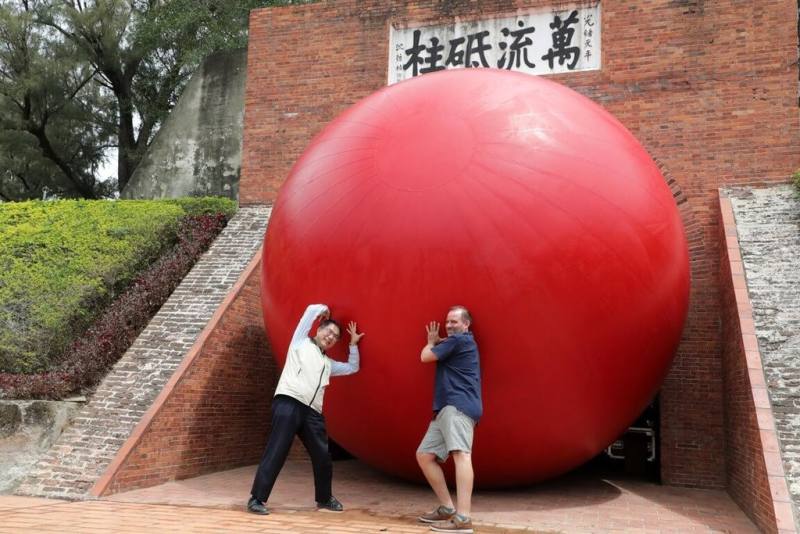 美國藝術家波希克（Kurt Perschke）（右）發起的「紅球計畫」，將於29日起連續10天登陸台南。台南市長黃偉哲（左）28日視察安平區億載金城紅球試充氣作業。（台南市政府提供）