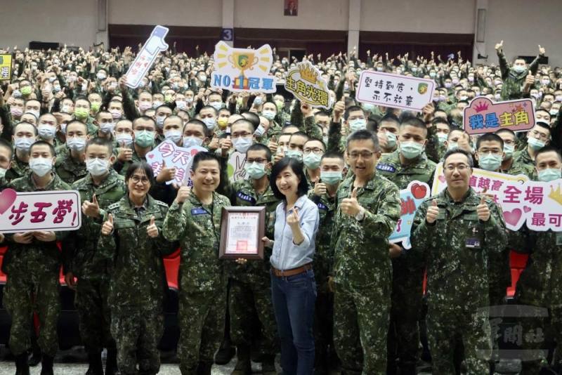 陸軍步兵104旅及302旅日前於成功嶺營區辦理「生命教育巡迴講座」，邀請「Dora媽咪」蘇惠娟女士前來分享。（陸軍第十軍團提供）