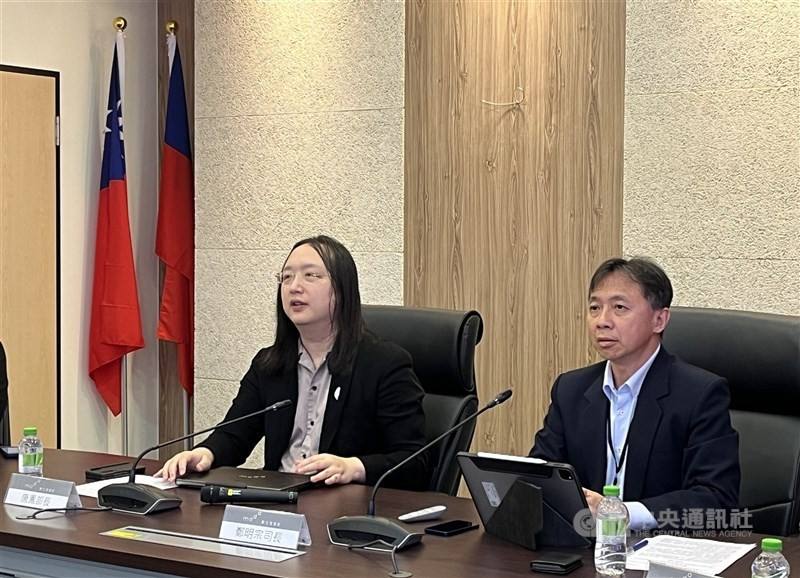 Minister of Digital Affairs Audrey Tang (left) and Director General of Department of Communications and Cyber Resilience Bruce Cheng explain the ministry's emergency communication network project in Taipei on Wednesday. CNA photo March 27, 2024