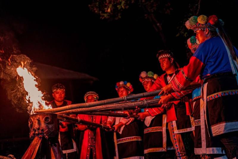 嘉義縣文化觀光局推廣嘉義原住民文化，近日製作一部專屬鄒族的形象影片，以電影拍攝手法記錄鄒族神話、文化、技藝與精神。圖為茶山部落天神取火儀式。（嘉義縣文觀局提供）