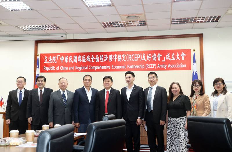 跨黨派立委28日在立法院成立中華民國與區域全面經濟夥伴協定（RCEP）友好協會，創會會長、國民黨立委傅崐萁（左5）表示，盼深化交流，幫助台灣參與區域經濟整合