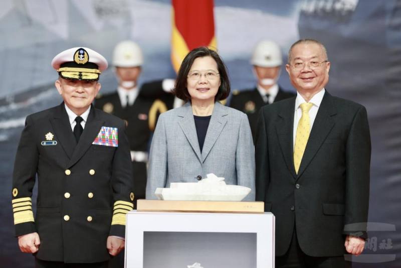 黃守真董事長（右）與海軍司令唐華上將（左），共同呈獻總統艦艇模型。（軍聞社記者李忠軒攝）