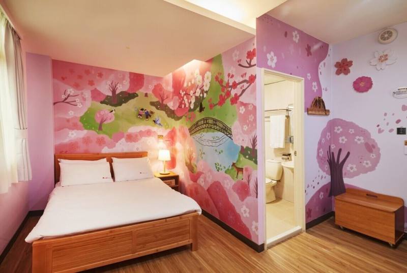 颱風卡努重創奧萬大國家森林遊樂區，其中綠野山莊遭泥流灌入，災後出動許多人力整修，園方藉機為房間「改頭換面」，以當地生態及原住民文化為設計，新樣貌4月1日亮相。圖為「春櫻療癒房」呈現花海景色。（林業及自然保育署南投分署提供）