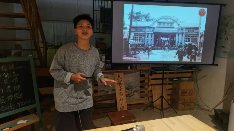 台東「關山有機書店」的店長是一位東漂族陳顥予，以二手書作為媒介，和在地與外地遊客交朋友、分享故事，有導遊背景的她，也提供在地導覽介紹，非常有深度。(江昭倫 攝)