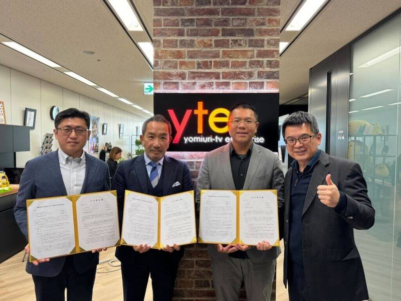 文策院長盧俊偉（左起）、日本株式會社YTE常務取締役薮下維也、翔英融創董事長林士勛及總經理楊國祥29日在日本東京簽署合作備忘錄，並在合作會後合影留念。（文策院提供）