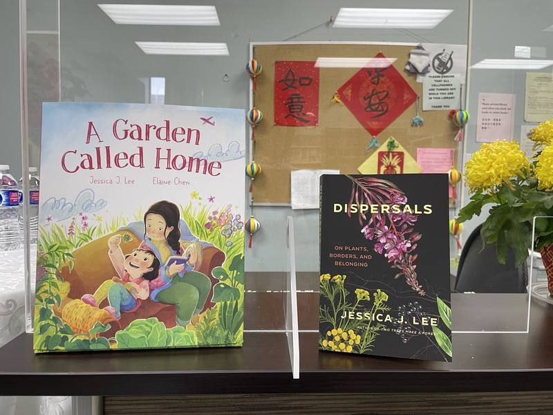 李潔珂出版多本描繪台灣風土民情的書籍，圖左為她第一本兒童繪本A Garden Called Home，右為以遷徙為出發點的植物誌Dispersals。