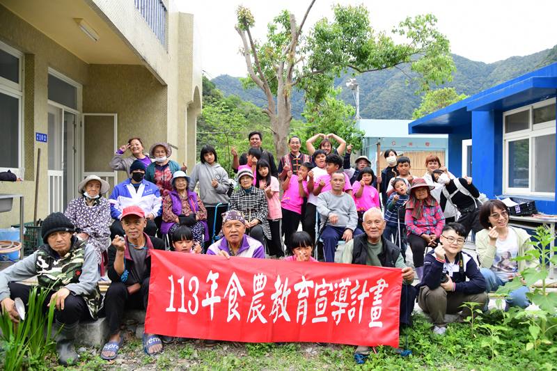 初來國小新武分校參與食農課程師生與部落長者合照