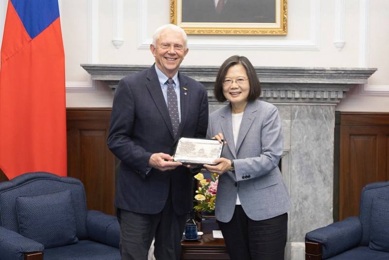 US House Armed Services Committee Intelligence and Special Operations Subcommittee Chairman Jack Bergman presents President Tsai Ing-wen with a gift.