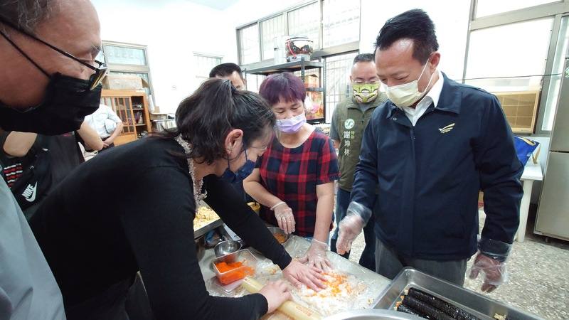 嘉義縣長翁章梁（右）29日到水上鄉忠和社區視察村內公園整修工程，並受邀一起到活動中心製作公益便當。