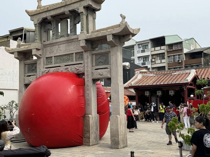 美國藝術家波希克（Kurt Perschke）在台南市發起「紅球計畫」，29日在市定古蹟風神廟接官亭啟動，充氣作業約半小時。