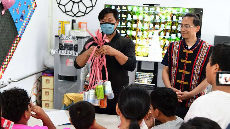 講師分享部落傳統驅鳥器使用方式