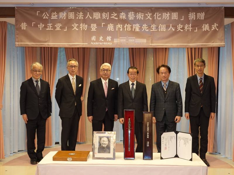 日本富士產經集團所營運的雕刻之森美術館有一座中正堂，收藏與故總統蔣公等有關的文物，28日在駐日代表處（東京）舉行捐贈「中正劍」等24項文物給國史館的儀式。