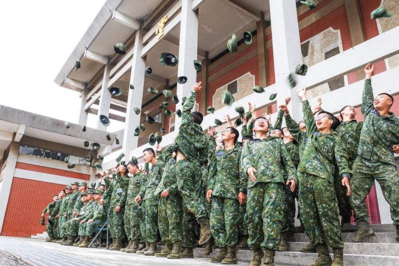 役男們高呼「2226梯，我們結訓了」。（軍聞社記者周昇煒攝）