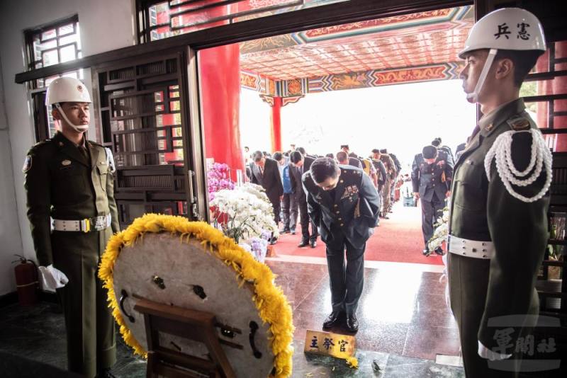 國軍第四作戰區29日於高雄市國軍忠靈塔舉行「民國113年春祭典禮」。（軍聞社記者王茗生攝）