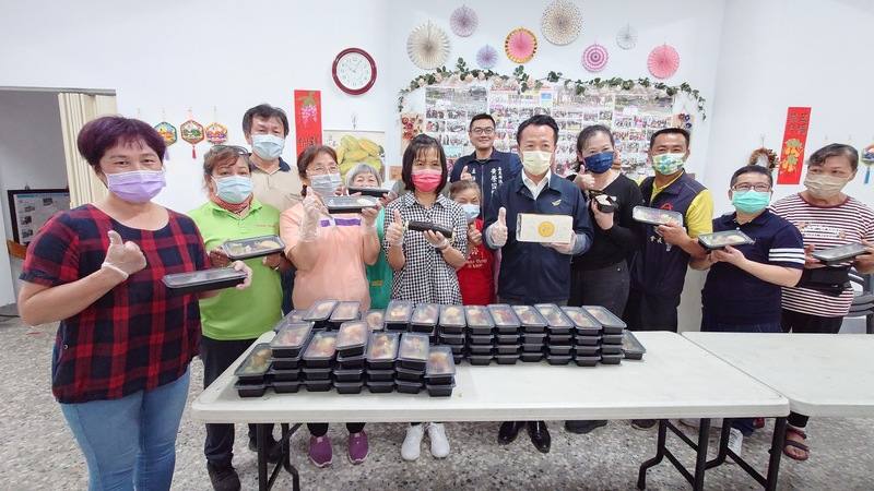 因申請政府的急難救金常緩不濟急，112年嘉義縣水上鄉忠和社區賣起公益便當，籌措救助金幫助村內的艱苦人，共有30多名志工一起行善做公益。嘉義縣長翁章梁（前排右5）29日感謝志工們的善行。