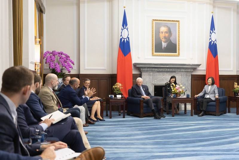 President Tsai exchanges views with a US bipartisan congressional delegation from the Subcommittee on Intelligence and Special Operations of the US House Armed Services Committee led by Chairman Jack Bergman.