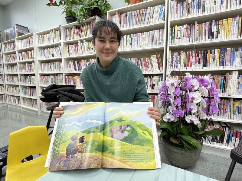 加拿大籍台裔作家李潔珂結合自然書寫、山岳文學、旅遊紀實和植物研究，先後出版了3本與返台尋根相關的書籍；分別是「山與林的深處」（Two Trees Make a Forest）、Dispersals、以及兒童繪本A Garden Called Home。