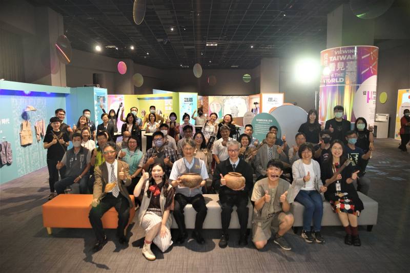 貴賓大合照，史前館代理館長蔡志忍（前排右4）、國家科學及技術委員會南部科學園區管理局局長蘇振綱（前排左3）、臺南市政府文化局副局長林韋旭（前排左1）、國立臺南生活美學館館長黃瓊瑩（前排右2）、史前館南科考古館主任田詩涵（前排右1）