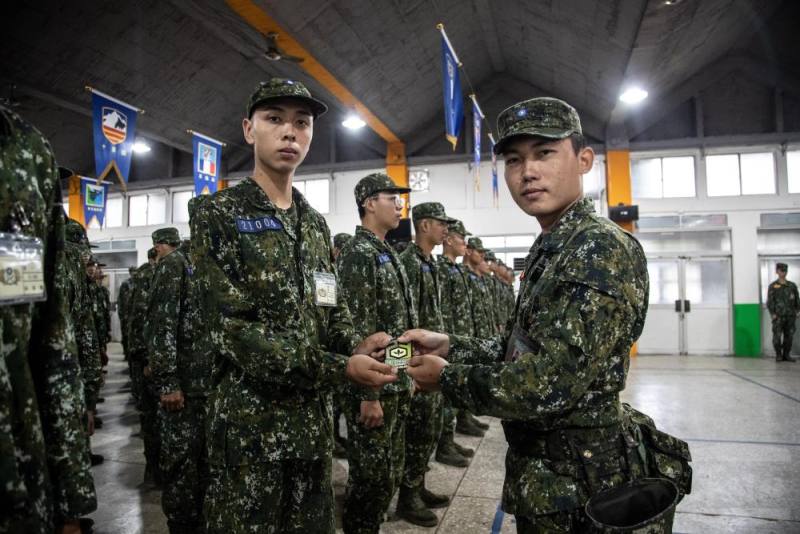 各連的連級幹部逐一授予每位役男紀念臂章，象徵他們已完成各階段訓練。（軍聞社記者王茗生攝）