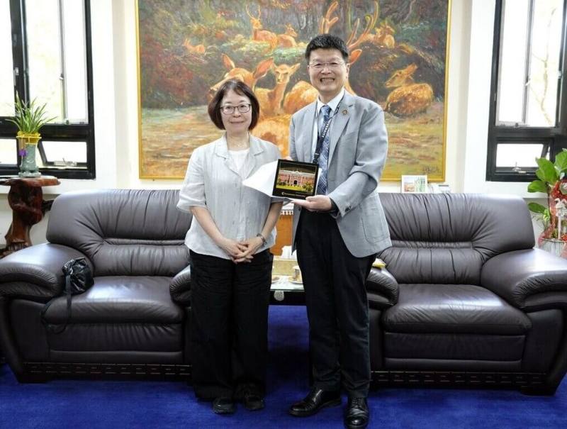 台積電位於日本熊本縣的新廠2月開幕，當地的國立熊本大學副校長岸田光代（左）28日受邀參訪國立嘉義大學，並會晤校長林翰謙（右），洽商雙方半導體學程教學交流。（嘉大提供）