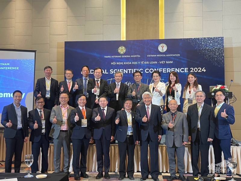 駐越南代表處大使石瑞琦(前排右四)與臺北榮民總醫院副院長李偉強(前排左五)團隊及越南醫界代表合影