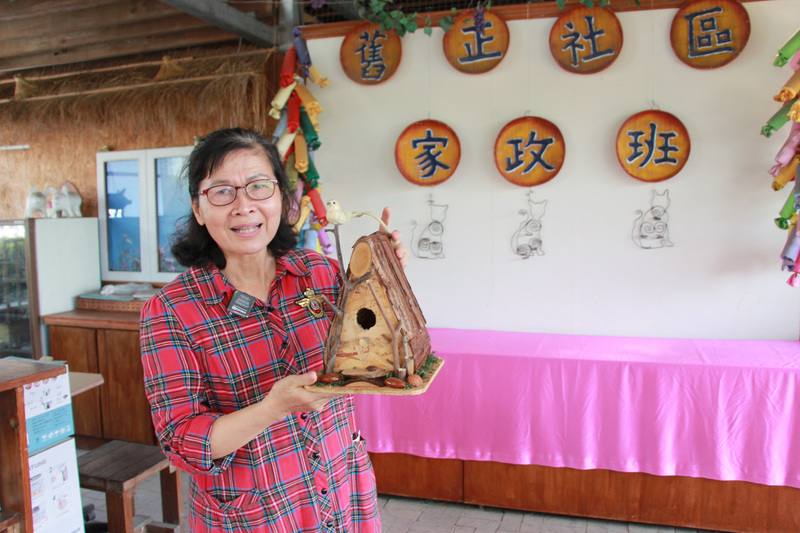 台中舊正社區成立銀髮木匠師工作室，社區秘書長蘇美綾（圖）說，工作室除讓成員製作家具，還常設計DIY課程，當幼兒園參訪社區時，可讓長者與孩子一同動手做文化創意作品。