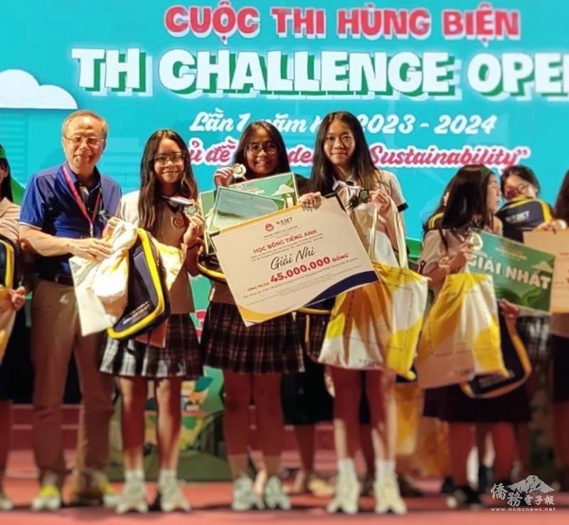 英語口說比賽胡志明市臺灣學校成績斐然 校長江春仁與這次獲獎學生合影