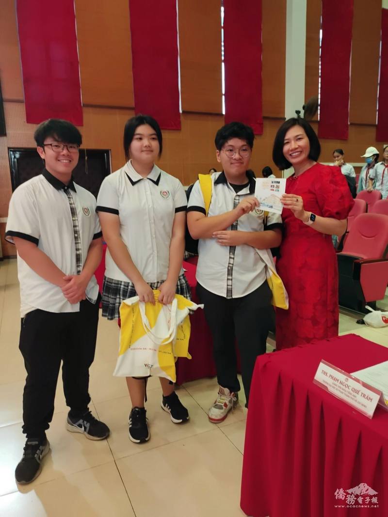 胡志明市師範大學TH口說競賽學生與師範大學校長合影