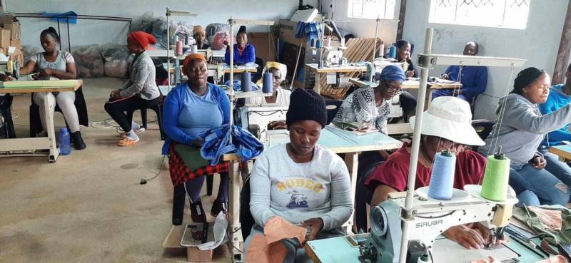 國合會駐史瓦帝尼技術團今年與史國政府共設微型創業育成中心，協助當地婦女參加縫紉培訓課程，學習進階技術。（國合會提供）
