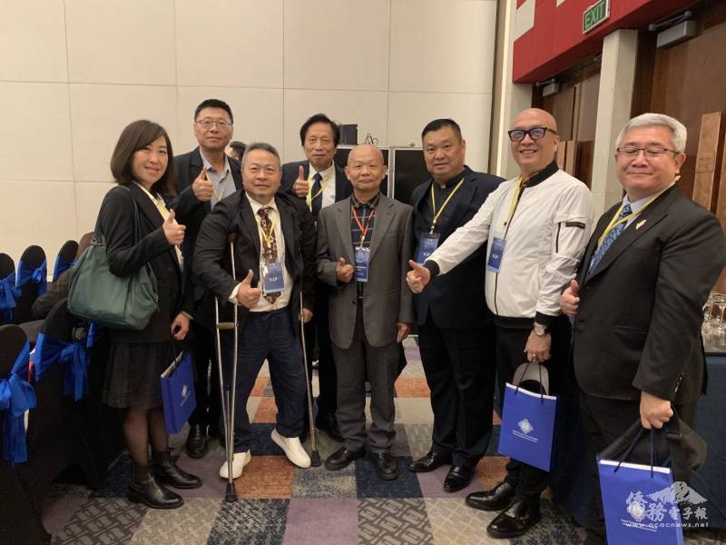 研討會出席貴賓包含越南臺灣商會聯合總會名譽總會長陳耀奎(右二)、海防臺灣商會會長王坤生(左三)、北寧臺灣商會會長林軒節(左二)、河內臺灣商會首席副會長楊志文(右一)、臺灣觀光醫療發展協會主任黃豐逸(右四)等