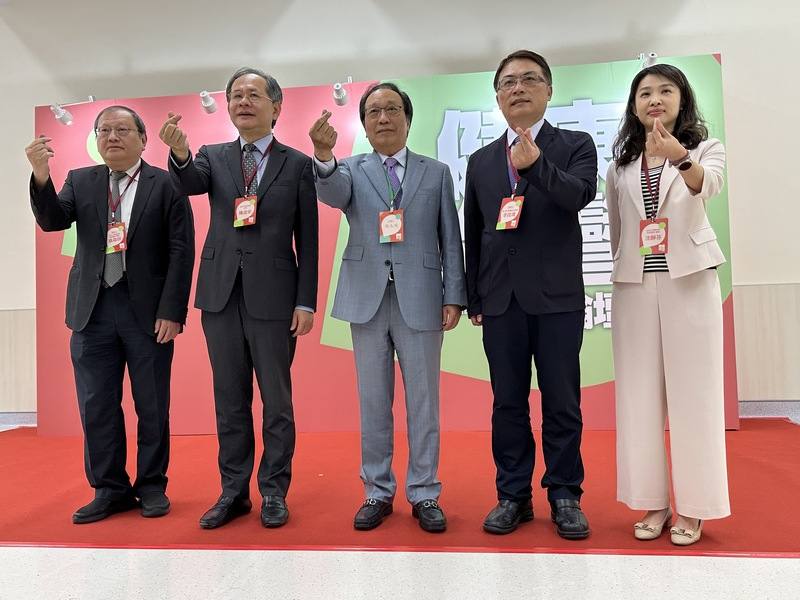 總統當選人賴清德推動「健康台灣」論壇，論壇召集人陳志鴻（中）31日建議年滿30歲政府可送免費健檢當作生日禮物，早發現早期治療